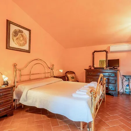 4 Bedroom Lovely In San Giovanni בית נופש